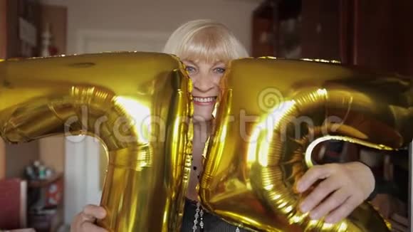 可爱的奶奶庆祝她的生日手里拿着气球视频的预览图