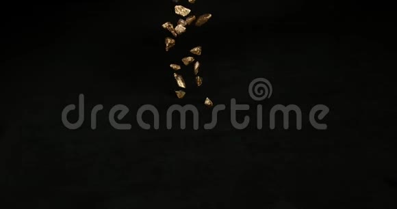 金块金块落在黑色背景上慢动作视频的预览图