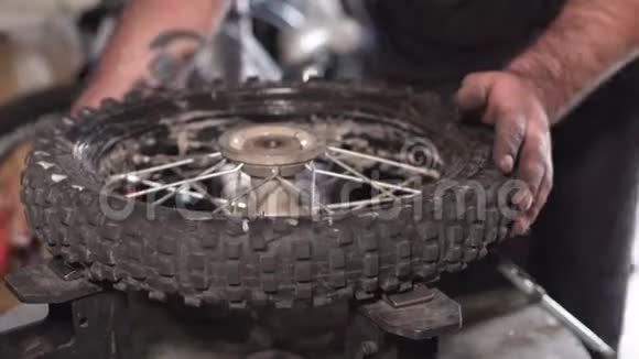 修理损坏的摩托车轮胎修理车间视频的预览图