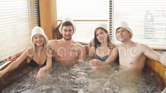 一群在酒店水疗中心享受按摩浴缸的白种人朋友视频的预览图