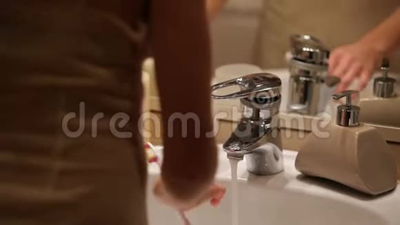 女孩刷牙的时候照镜子视频的预览图