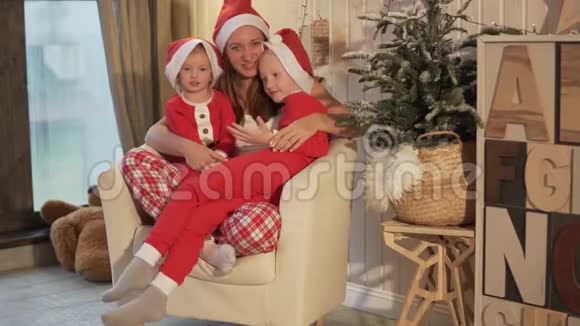 圣诞节妈妈带着孩子坐在椅子上视频的预览图
