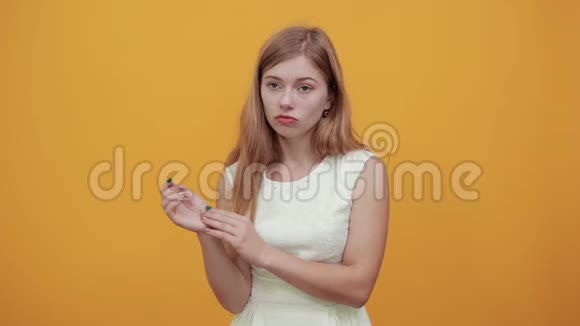 害怕的年轻女人用手捂住嘴巴看上去很害怕视频的预览图
