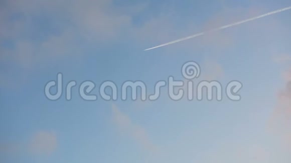飞行中的喷气式客机在蓝天上留下了轮廓视频的预览图