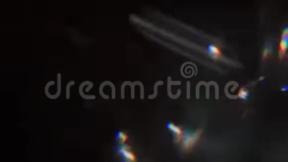 超现实主义的光线泄漏在黑暗的背景上移动视频的预览图