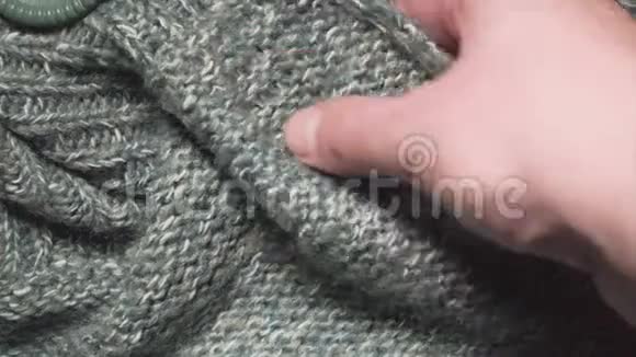 一个人在一家纺织厂摸着一块光滑的绿色腈纶布视频的预览图