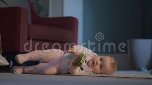 女孩躺在地板上玩耍视频的预览图