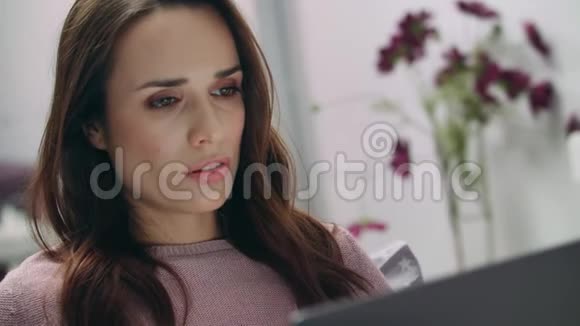 不高兴的商务女性在笔记本电脑屏幕上面对在线新闻视频的预览图