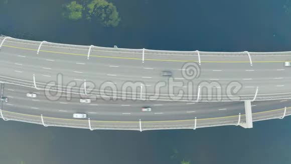 高速公路具有多级交通道路桥梁横跨海湾海河高空俯视图视频的预览图