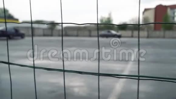 两辆汽车漂流的慢镜头运动模糊视频的预览图