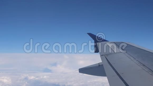 在飞机上飞过云层表面从窗户上看到翅膀视频的预览图