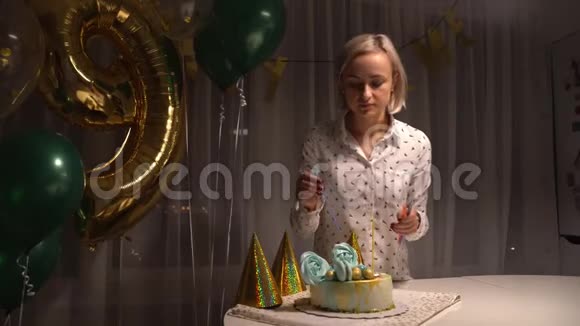 在美味的生日蛋糕上点燃蜡烛的中间镜头准备派对视频的预览图