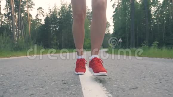 女腿在前视角沿小巷奔跑的慢镜头视频的预览图