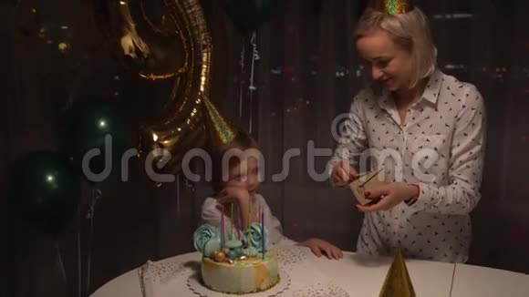 在美味的生日蛋糕上点燃蜡烛的中间镜头准备参加派对视频的预览图