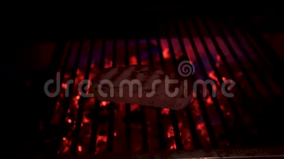 一块面包是在烤炉里烤的底部有烧焦的煤厨师双手转动面包片视频的预览图
