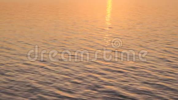 热带海洋特写镜头海上日落太阳射线反射视频的预览图