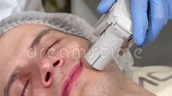 在美容诊所接受超声波皮肤治疗的男子视频的预览图