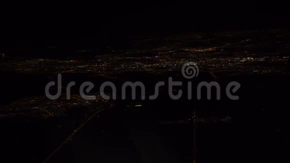 4K灯从夜间的飞机窗口俯瞰阿姆斯特丹的城市视频的预览图