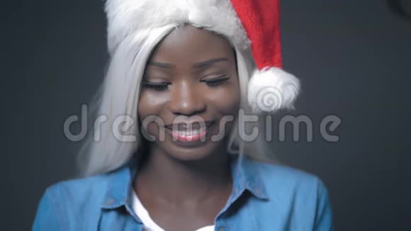 非洲性感女人白发圣诞快乐视频的预览图