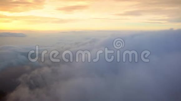 4K精彩的釜山空中景色和日落通过飞机窗口视频的预览图