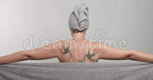 女人用毛巾洗澡视频的预览图