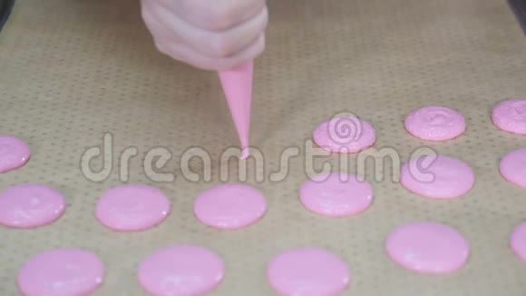 糖果制造商焦糖马卡龙烹饪食品和烘焙概念厨师与糖果袋挤压奶油视频的预览图