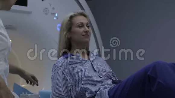 女病人躺在装置上磁共振成像特写视频的预览图