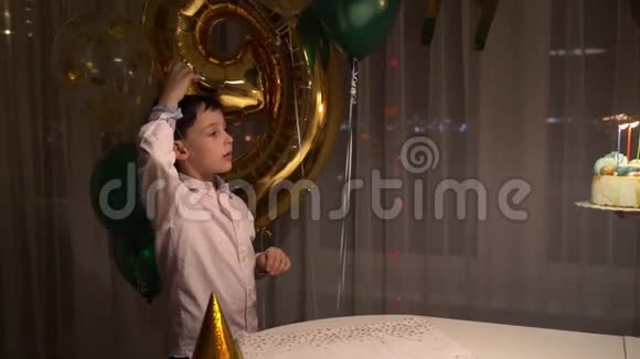 可爱快乐的幼儿男孩吹蜡烛在蛋糕和拍手在他的生日聚会在家里视频的预览图