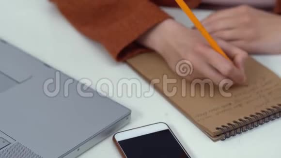 特写商务女性写笔记在笔记本上工作场所妇女视频的预览图