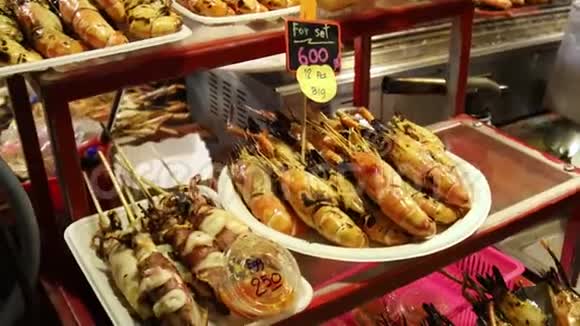 在克拉比街的一条街上吃的炸虾和鱿鱼视频的预览图