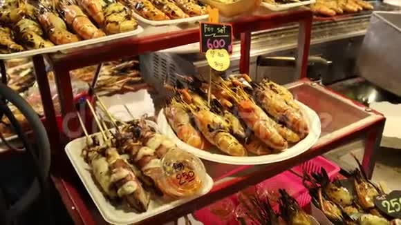 在克拉比步行街的一家街头美食店里炸虾和鱿鱼视频的预览图