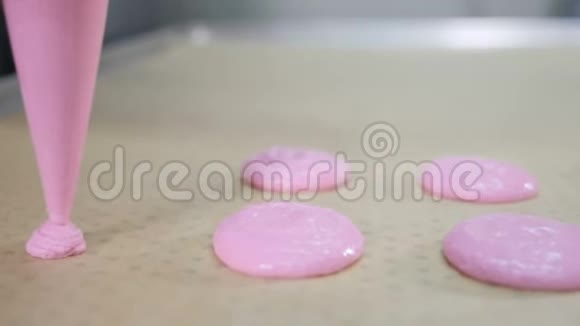 做焦糖苹果烹饪食品和烘焙概念厨师用糖果袋挤压奶油填充到视频的预览图