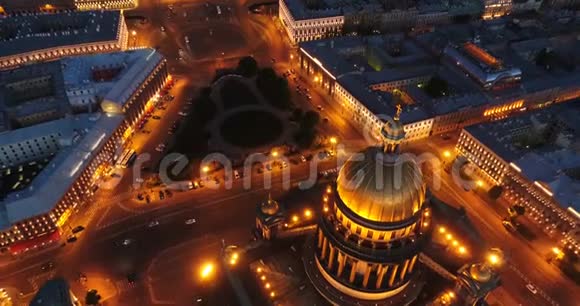 鸟瞰圣以萨克大教堂圣彼德堡中心瓦西里耶夫斯基岛的景色视频的预览图
