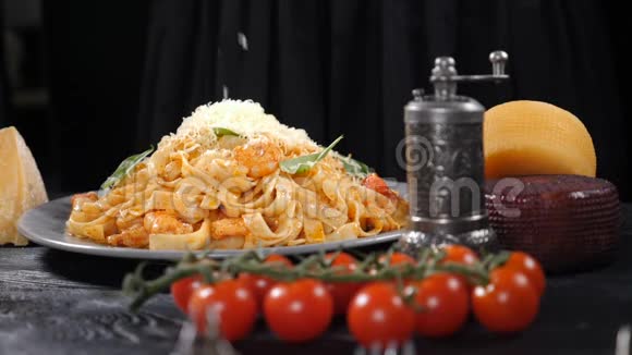 厨师光栅硬奶酪做海鲜意大利面慢动作烹饪烤奶酪典型的意大利奶酪意大利面视频的预览图