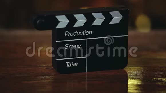 纸板湿木桌金色薄纱高清镜头视频的预览图