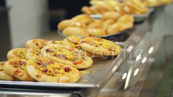 现代化的食堂自助餐厅自助餐厅提供迷你披萨酵母面团烘焙的特写展示视频的预览图