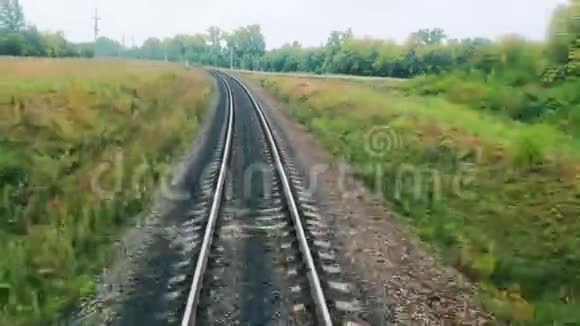 从移动车辆上看到的铁路视频的预览图