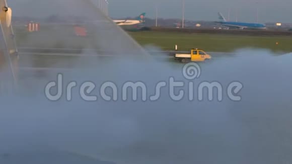 在飞机机翼上喷洒减速器平面防冰处理视频的预览图