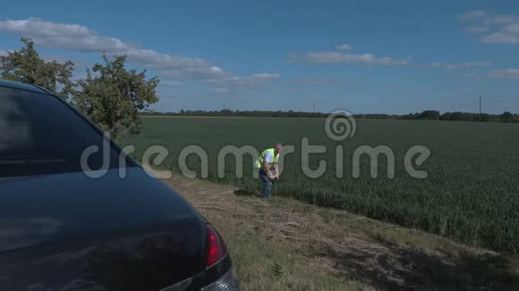 农民在田里靠近汽车视频的预览图