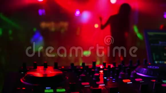 夜总会的DJ控制器调音台女歌手的剪影模糊视频的预览图