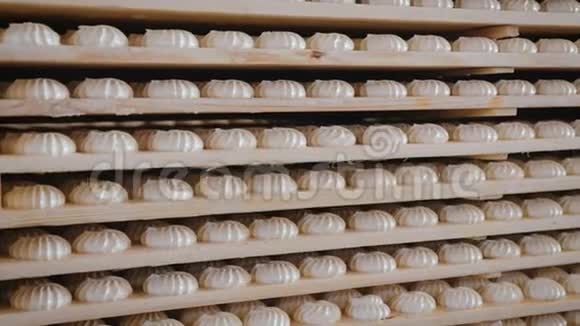 糖果厂仓库里的木架上存放着许多糖果白色棉花糖视频的预览图