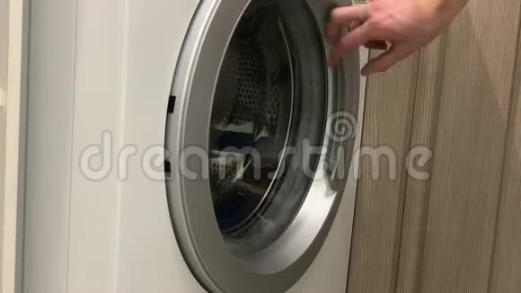 男手拿起洗衣机干净健康的观念视频的预览图
