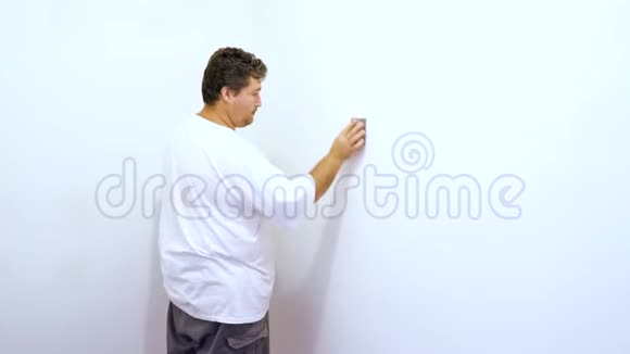在墙上的石膏板间打磨墙面石膏视频的预览图