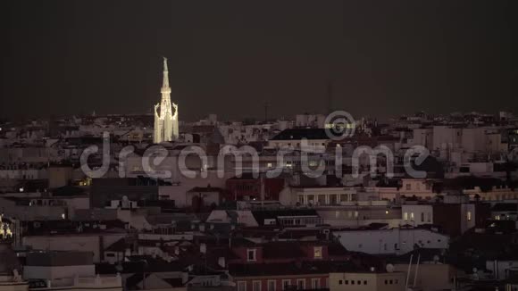 拉康塞普西翁的房屋和教堂在夜间城市照明西班牙马德里视频的预览图