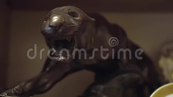 古董店黑豹雕像视频的预览图