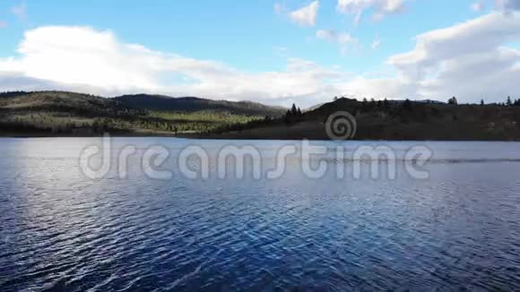 加利福尼亚州法国人湖上空的无人机镜头视频的预览图