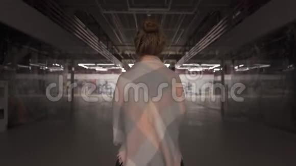 年轻的美女独自走在一个封闭的购物中心视频的预览图