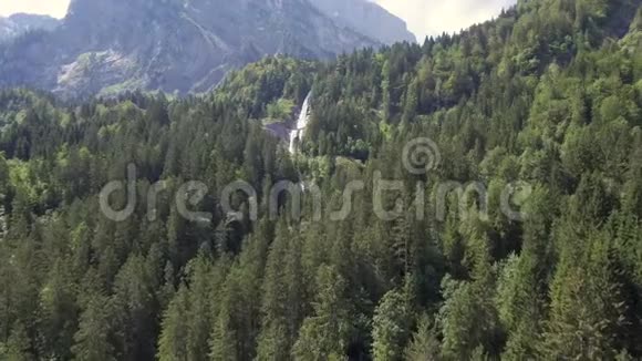 无人驾驶飞行高山森林山谷和瀑布视频的预览图