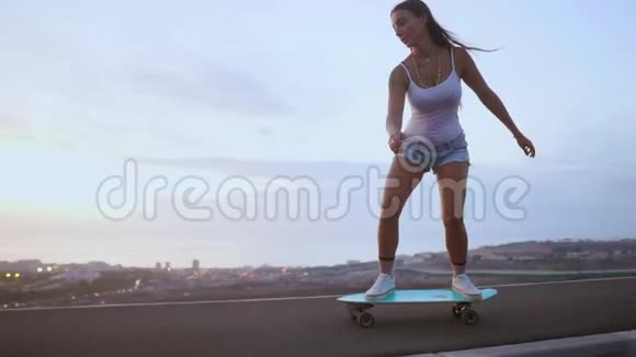 这女孩正在和山一起玩滑板运动视频的预览图