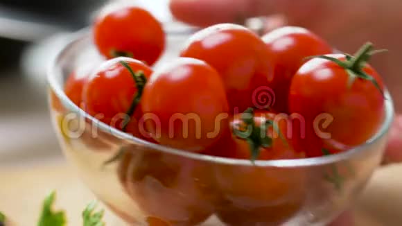 玻璃碗里的成熟红樱桃番茄视频的预览图